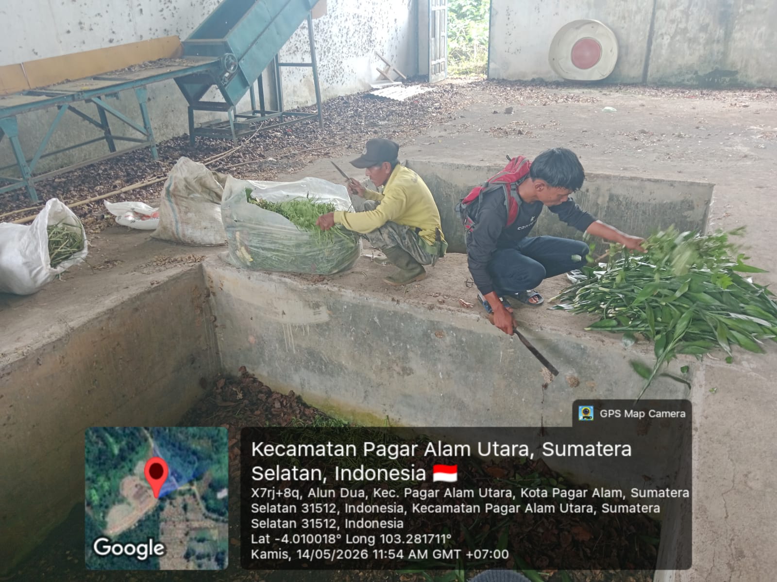Atasi Penumpukan Sampah, Pegawai TPST Padang Karet Kompak Olah Sampah Organik Jadi Kompos
